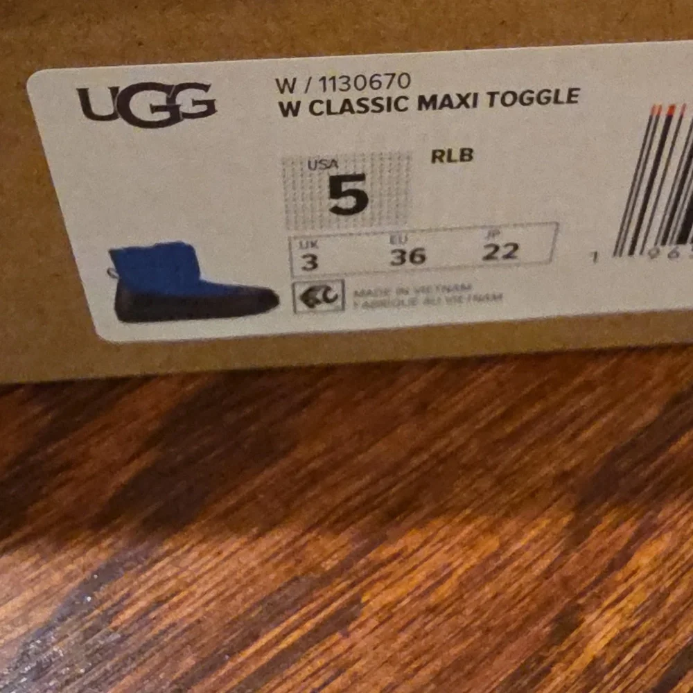 New In Box UGG Kids Classic Maxi Toggle Size 5